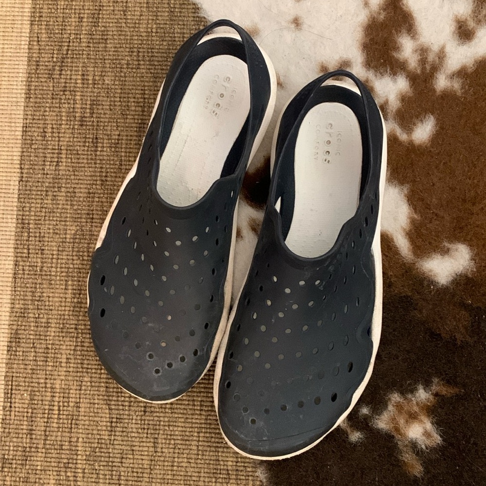 Crocs boys slip on shoes, navy/white, sz 7 (big boys)